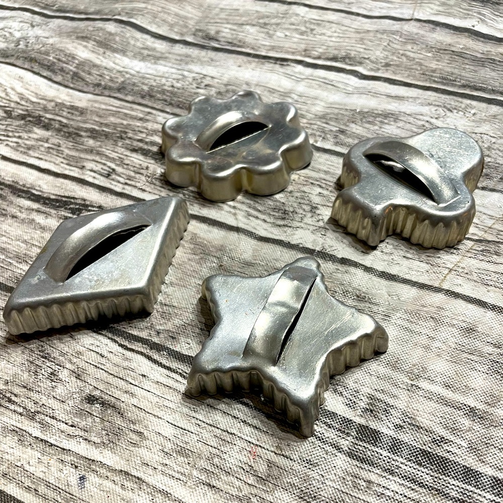 Set of 4 Vintage scallop edged ridges shape shortbread cookie cutters guc